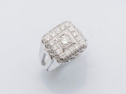 null Bague en platine (950 millièmes) de forme chevalière sertie d’un diamant taillé...