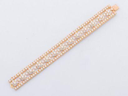VAN CLEEF & ARPELS Haute Joaillerie Bracelet de la collection Snowflake formant un...