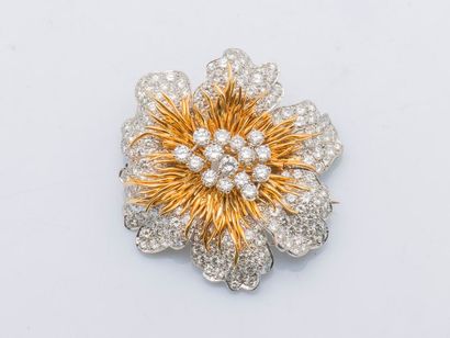 KUTCHINSKI Importante broche clip de revers fleur et or gris 18 carats (750 millièmes),...