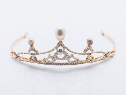 null Tiara in 18 carat yellow and white gold (750 thousandths) with a geometric decoration...