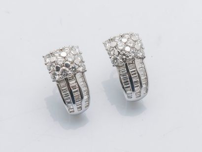 null Pair of 18 karat white gold (750 thousandths) earrings set with brilliant-cut...