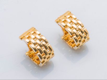 null Pair of earrings in 18 karat yellow gold (750 thousandths) made of a rigid panther...