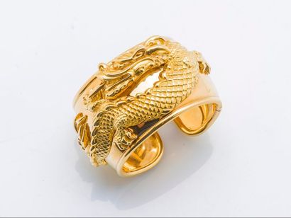 null Bracelet manchette bombé en or jaune 18 carats (750 millièmes) orné d’un dragon...