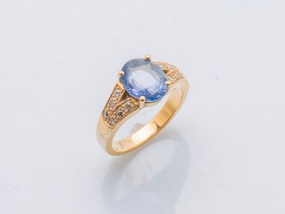 null 18 karat (750 thousandths) yellow gold ring set with an oval sapphire of approximately...
