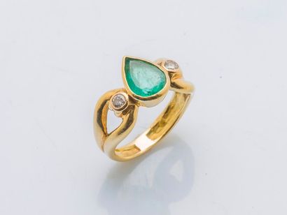 null Ring in 18 carat (750 thousandths) yellow gold set with a pear-cut emerald and...