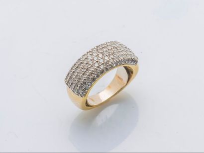 null 18 karat (750 thousandths) yellow gold band ring paved with round diamonds on...