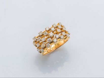 null Bague bandeau en or jaune 9 carats (375 millièmes) ornée de cinq lignes de diamants...