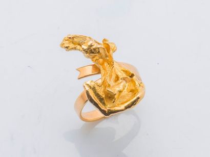 null Bague sculpture en or jaune 18 carats (750 millièmes) le chaton à décor d’une...