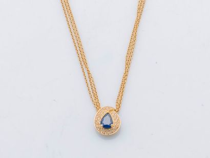 null Necklace made of a triple chain and a drop pendant in 18 karat yellow gold (750...