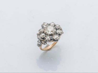 null Flower ring in 18 karat yellow gold (750 thousandths) and silver (925 thousandths)...