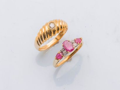 null A set of two rings in 18 karat yellow gold (750 thousandths), one adorned with...