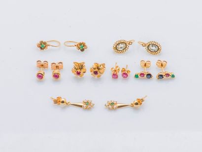 null Set of five pairs of 18 karat yellow gold (750 thousandths) earrings comprising...