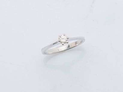 null Bague solitaire en or gris 18 carats (750 millièmes) sertie d’un diamant taillé...