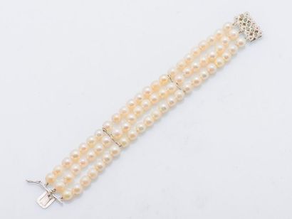null Bracelet trois rangs de perles de culture choker, fermoir rectangulaire serti...