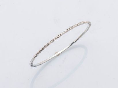 null Bracelet jonc ouvrant en or gris 18 carats (750 millièmes) serti d’une ligne...