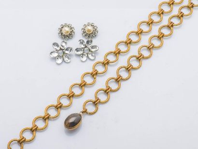 null Lot de bijoux fantaisie composé d’une ceinture Yves Saint Laurent en métal doré...