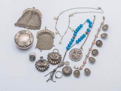 null Silver lot (925 thousandths) composed of jewels and various objects.
A set of...