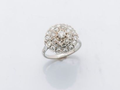 null Bague fleur en platine (950 millièmes) sertie d’un diamant de taille ancienne...