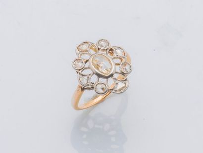 null Rosette ring in 18 carat yellow gold (750 thousandths) and platinum (950 thousandths),...