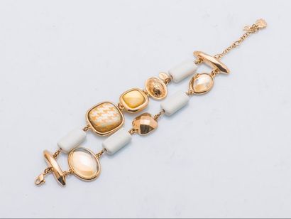 DIOR vers 2000 Bracelet deux rangs en métal doré de perles de résine blanche et de...