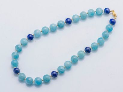 null Necklace of aquamarine pearls and lapis lazuli alternating with small gold pearls,...