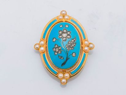 Oval and domed pendant brooch in 18 karat...