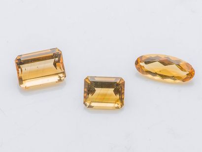 null Set of three citrines on paper composed of :

 - a 14.03 carat rectangular citrine...