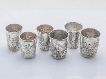 TRAVAIL RUSSE, MOSCOU 1750-1788 Lot de 10 timbales en argent (875 millièmes) décorées...