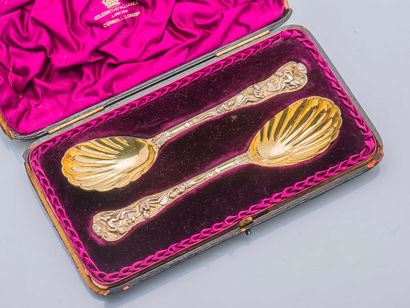 null Two silver serving spoons (925 thousandths). The gadrooned spoons decorated...