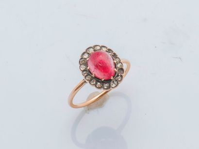 null Flower ring in 18 carat pink gold (750 thousandths) set with a ruby cabochon...