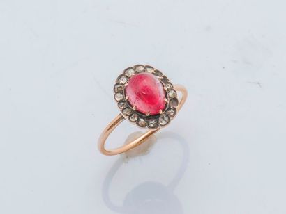 null Bague fleur en or rose 18 carats (750 millièmes) sertie d’un cabochon de rubis...