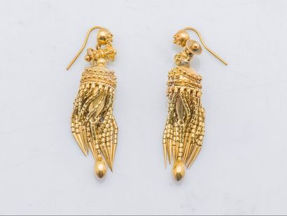 null Pair of 14-karat (585-thousandths) gold earrings with filigree motifs holding...