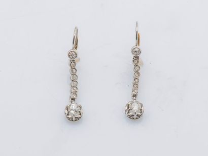 null Pair of 18 karat white gold earrings (750 thousandths) each forming a drop of...