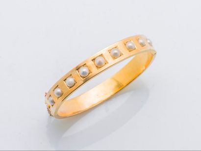 null Bracelet jonc plat rigide et ouvrant en or jaune 14 carats (585 millièmes) orné...