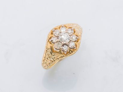 null Ring in 18 karat yellow gold (750 thousandths) the bezel forming a flower motif...