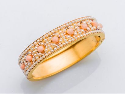 null Bracelet jonc plat rigide et ouvrant en or jaune 14 carats (585 millièmes) serti...