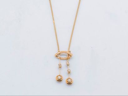 null Neglected necklace in 18 karat (750 thousandths) yellow gold made of a chain...