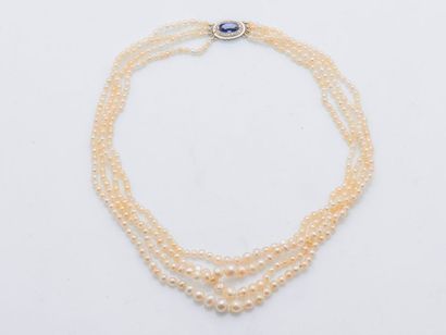 null Necklace of four rows of falling baroque natural pearls, oval clasp in 18 karat...