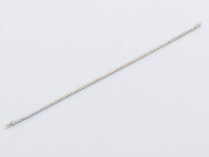 null Bracelet ligne en or gris 18 carats (750 millièmes) serti de petits diamants...