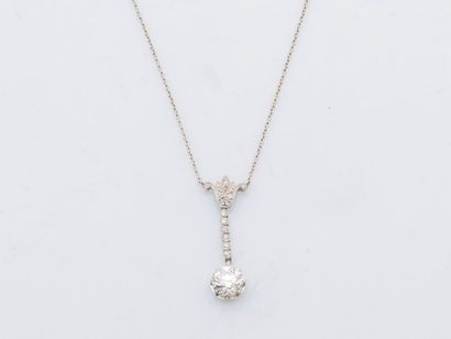 null Platinum necklace (950 thousandths) composed of a fine chain supporting a lotus...