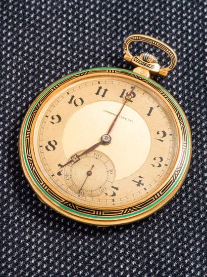 UTI Pocket watch in 18-carat yellow gold (750 thousandths). The guilloché background,...