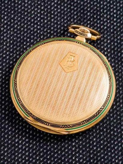 UTI Pocket watch in 18-carat yellow gold (750 thousandths). The guilloché background,...