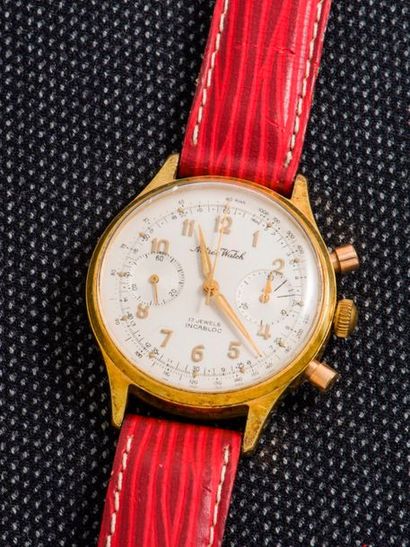 ASTREE WATCH, vers 1960 Montre bracelet chronographe en métal doré. Le cadran crème...
