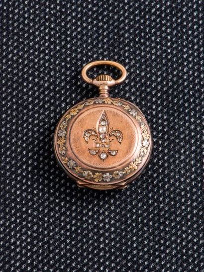 null Three-tone 18-carat (750 thousandths) gold necklace watch. The back is adorned...