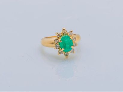 null Bague fleur en or jaune 18 carats (750 millièmes) sertie d’une émeraude ovale...