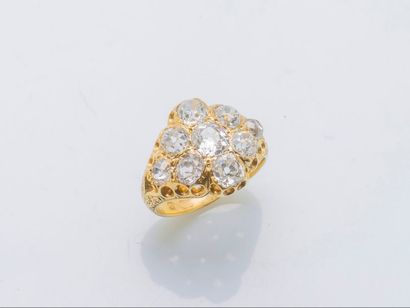 null Bague en or jaune 18 carats (750 millièmes), l’anneau finement ciselé, sertie...