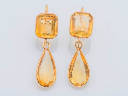 null Paire de pendants d’oreilles en or jaune 18 carats (750 millièmes) ornés chacun...