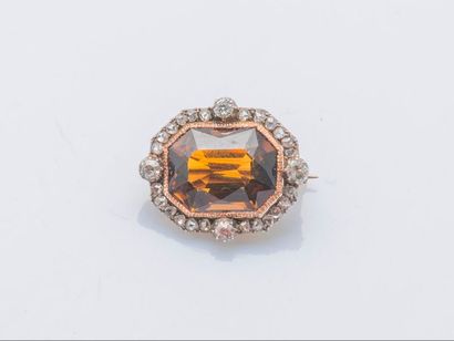 null Broche hexagonale en or rose 9 carats (375 millièmes) et argent (925 millièmes)...