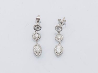 null Paire de pendants d’oreilles en or gris 18 carats (750 millièmes) chacun serti...