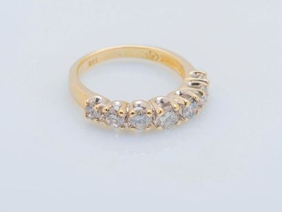 null Bague jarretière en or jaune 18 carats (750 millièmes) sertie de diamants taillés...